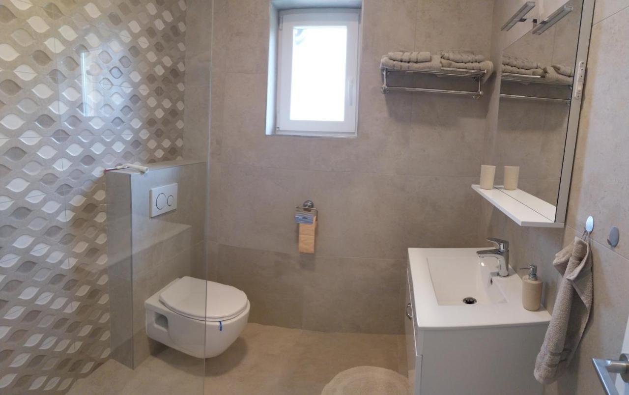 Vila Dubravka - Schoen Und Komfortabel Inmitten Von Olivenbaeumen Und Weinbergen Mit Whirlpool Valtura Ngoại thất bức ảnh