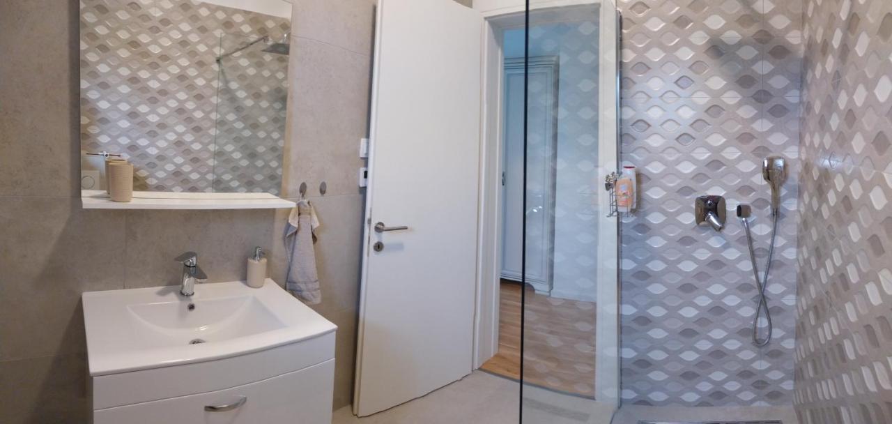 Vila Dubravka - Schoen Und Komfortabel Inmitten Von Olivenbaeumen Und Weinbergen Mit Whirlpool Valtura Ngoại thất bức ảnh