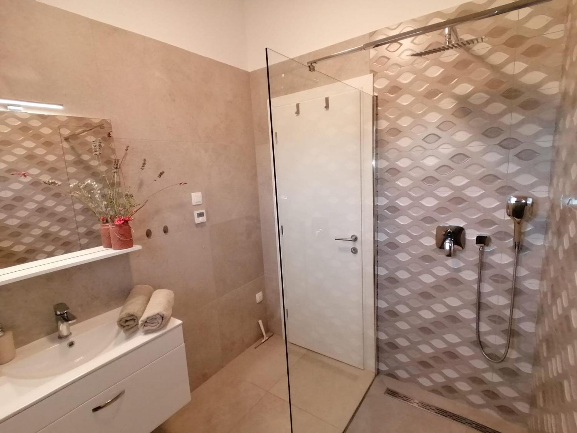 Vila Dubravka - Schoen Und Komfortabel Inmitten Von Olivenbaeumen Und Weinbergen Mit Whirlpool Valtura Ngoại thất bức ảnh